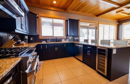 Silver Star Mountain House | The Trail House 7BR Sleeps 18 Spacious Retreat