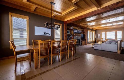 Silver Star Mountain House | The Trail House 7BR Sleeps 18 Spacious Retreat