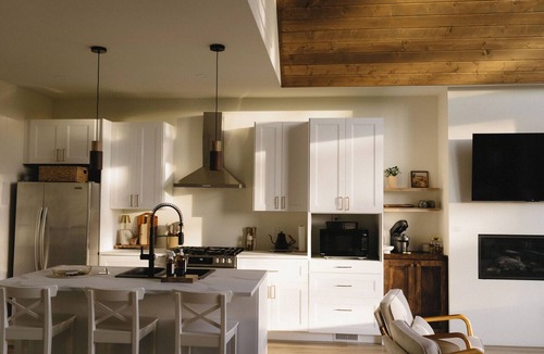 Tappen House | The Vella | Private Modern Carriage House Near Shuswap Lake