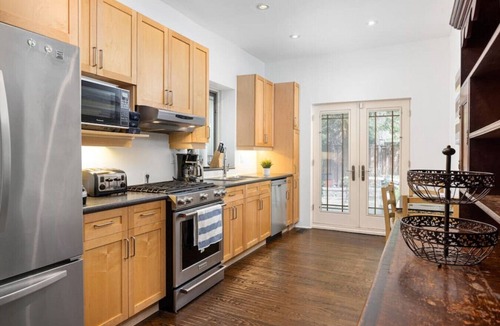 Church and Wellesley Hotel | The Victorian | 5BR |Private Yard | BBQ