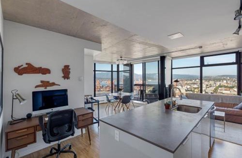 Gastown Apartment | The W, Modernized 2 bedroom Downtown Highrise