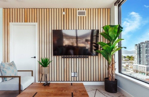 Downtown Kelowna Apartment | The Wakiki Retreat ❀ 2 Min To Beach + Amazing views