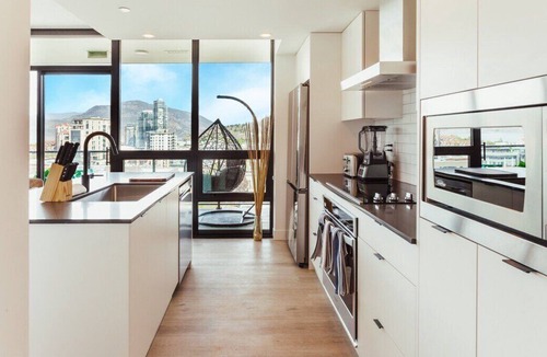 Downtown Kelowna Apartment | The Wakiki Retreat ❀ 2 Min To Beach + Amazing views