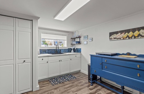 Terra Nova Apartment | The Whistling Kettle | King Studio Near Downtown