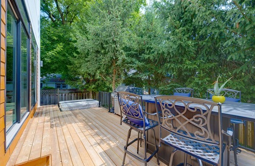 Grand Bend Cottage | The White Walrus Grand Bend 6 BR HOT TUB close to the beach!