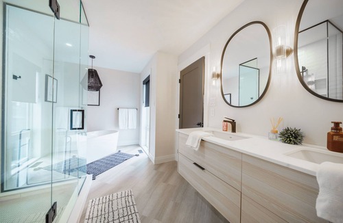 Grand Bend Cottage | The White Walrus Grand Bend 6 BR HOT TUB close to the beach!