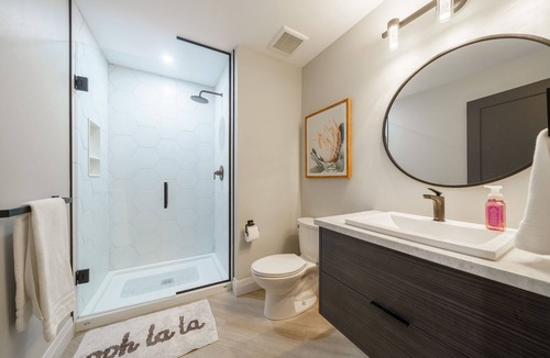 Grand Bend Cottage | The White Walrus Grand Bend 6 BR HOT TUB close to the beach!