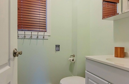Milford Resort | The Woodpecker Retreat | Spacious 3-Bedroom Riverfront Cottage in PEC