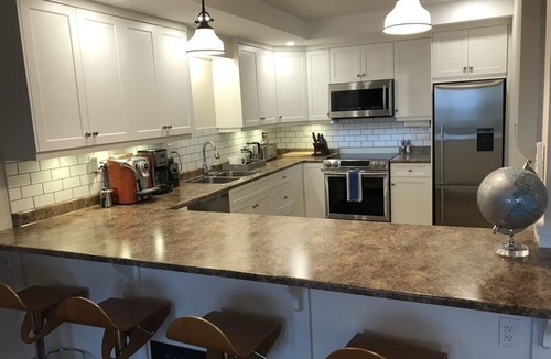 Ladysmith Apartment | The Yellow House offers an ocean view fully furnished modern suite.