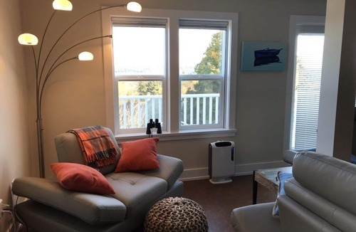 Ladysmith Apartment | The Yellow House offers an ocean view fully furnished modern suite.