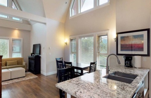Harrison Hot Springs Apartment | Three Bedroom Penthouse Suite with Mountain View - Harrison Lake View Suites
