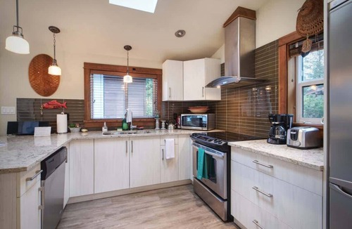 Port Renfrew Cottage | Tiltin Hilton- Ocean View - Pet Friendly - sleep 4
