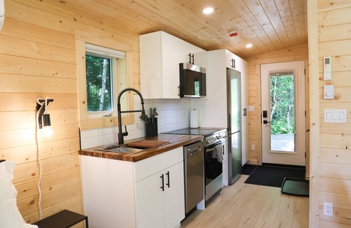 Revelstoke Hotel | Timber Lodge - Alpha Mountain Lodging