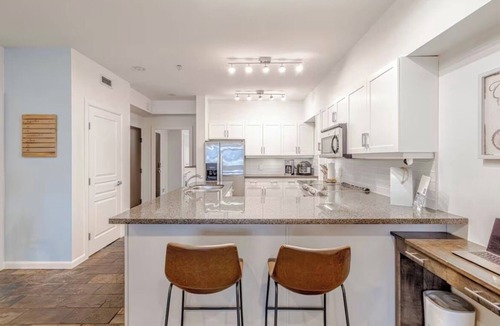 South Pandosy Apartment | Top Corner Penthouse at the sought after Playa Del Sol Resort Steps from the Beach. Amenity and Dining rich.