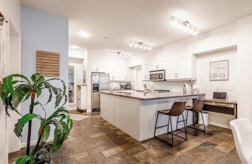 South Pandosy Apartment | Top Corner Penthouse at the sought after Playa Del Sol Resort Steps from the Beach. Amenity and Dining rich.