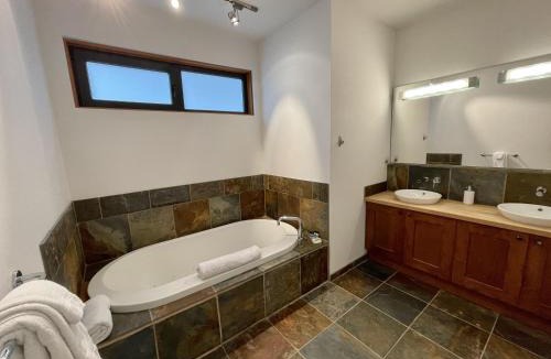 Ucluelet Apartment | Top-Floor Villa With Pacific Ocean Views Bbv