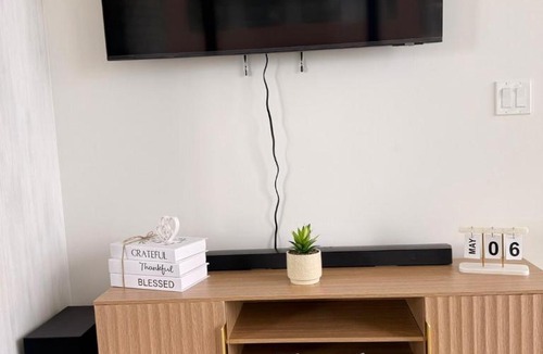 Downtown Toronto Apartment | Toronto 2BR Condo with Lake & CN Tower Views & Free Parking