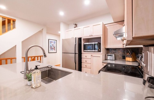 Blackcomb Condo | Townhome BBQ | Smart TV | Private Garage | Wifi