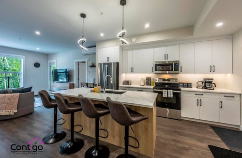 Golden Condo | Trailside Vista | Huge Patio | BBQ | AC | Downtown