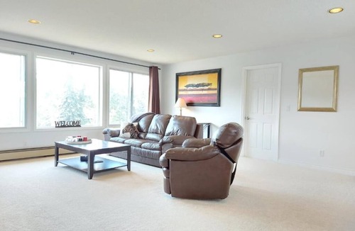 Southeast Kelowna House | Tranquil Retreat 2-Bedroom Suite on 2nd Floor