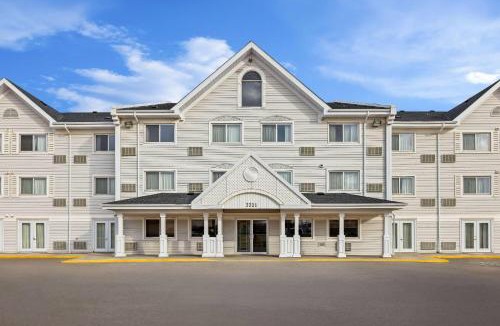 Regina Hotel | Travelodge Suites by Wyndham Regina - Eastgate Bay