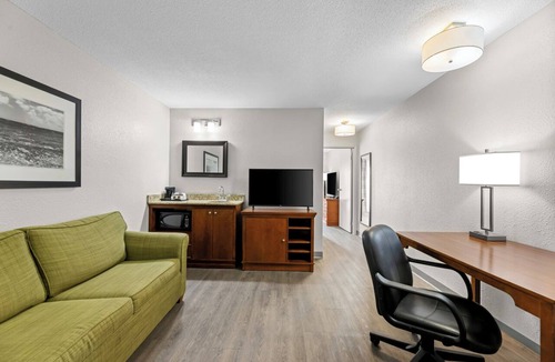 Regina Hotel | Travelodge Suites by Wyndham Regina/Eastgate Bay