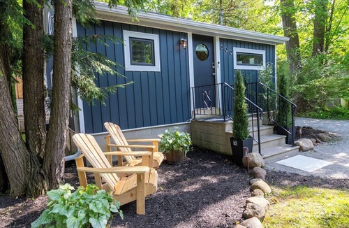 Innisfil House | Treehouse Cabin by the Beach w/Hot Tub