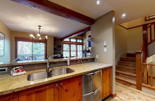 Blackcomb Ski Chalet | TREELINE 30 | Secular 4BR Ski Chalet | Free Parking & Free Shuttle To Lifts