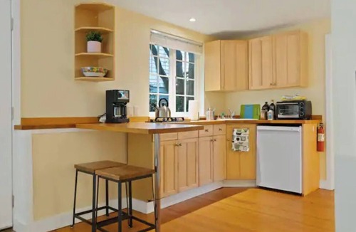 Grandview-Woodland House | Trendy and Cozy 1 Brm Garden Suite in Grandview-Woodland