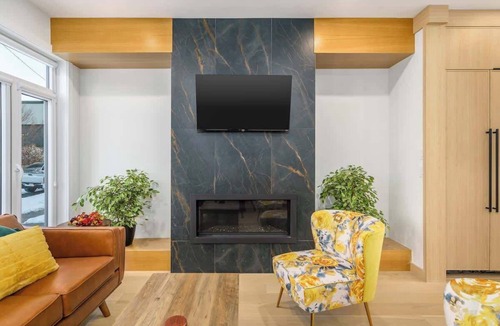 Bridgeland House | Trendy Bridgeland | Fireplace | King Beds | AC