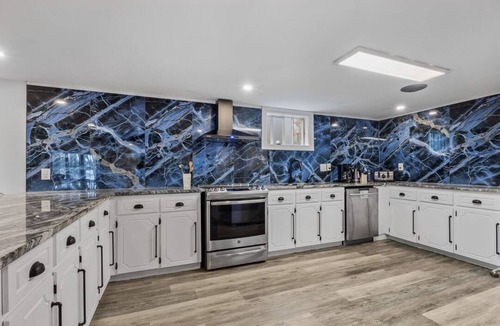 Hastings Cottage | Trendy Trent River Retreat - Cottage in Hastings 5 bdrm + den, 9 beds, 2.5 bath