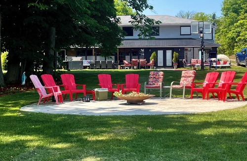 Hastings Cottage | Trendy Trent River Retreat - Cottage in Hastings 5 bdrm + den, 9 beds, 2.5 bath