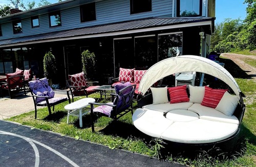 Hastings Cottage | Trendy Trent River Retreat - Cottage in Hastings 5 bdrm + den, 9 beds, 2.5 bath