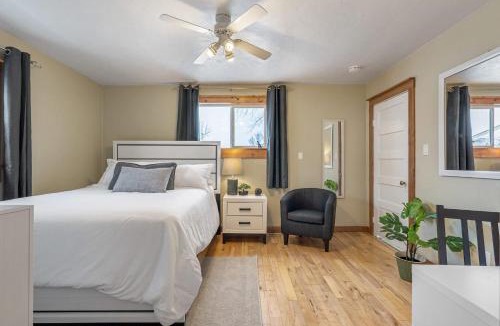 Drumheller House | Triceratops Landing I Fire Place I Games I Netflix