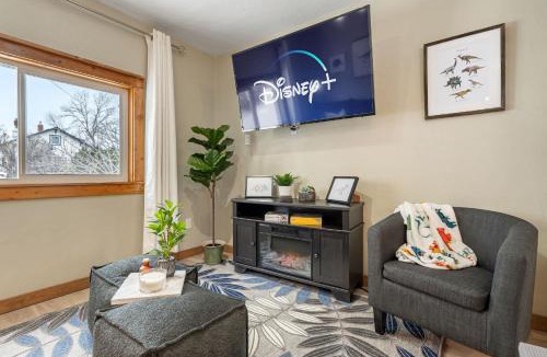 Drumheller House | Triceratops Landing I Fire Place I Games I Netflix