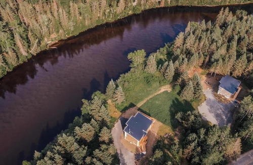 Riviere-Rouge Ski Chalet | Twin Cottages by the River - Corpo & Events