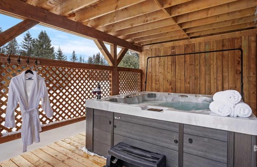 Riviere-Rouge Ski Chalet | Twin Cottages by the River - Corpo & Events