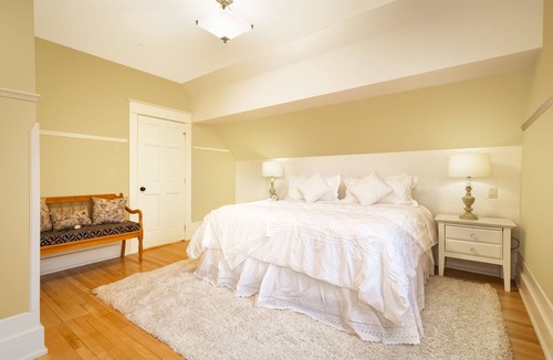 South Central Condo | Two Blocks from the lake!
