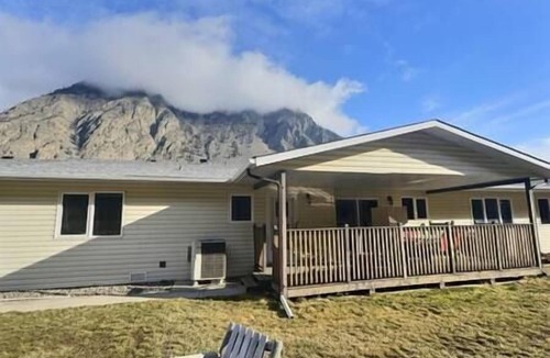 Okanagan-Similkameen House | Two Homes seperated by large courtyard Ideal for multi-family or large groups