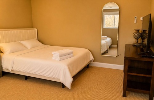 Charlottetown Bed & Breakfast | Two Queen Bedroom Cozy Retreat Near Everything | Clean & Comfortable