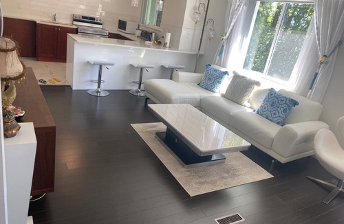 Shaughnessy Apartment | UBC, Guaranty Convenient Location! Top Floor Suite, Beautiful Surrounded