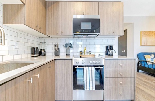 Kitchener Condo | Union Towers Condo with City Views and Patio