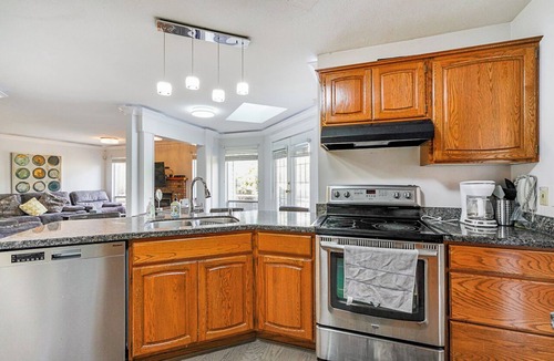 Fleetwood House | Unique family home in prestigious neighborhood nearby hwy,malls, shops etc