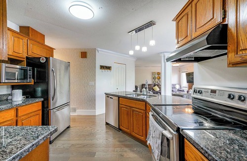 Fleetwood House | Unique family home in prestigious neighborhood nearby hwy,malls, shops etc