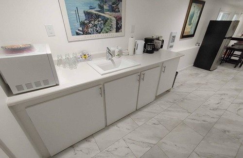 Departure Bay Apartment | Unique Ocean View Retreat, Open Concept, Loft Style- Near Departure Bay Ferries