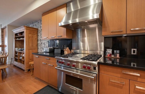 Whistler Condo | Unique | Pets | Private hot tub | BBQ | Garage