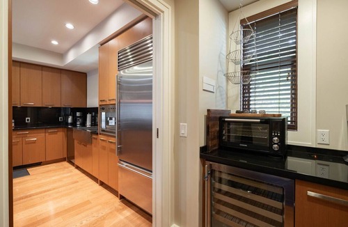 Whistler Condo | Unique | Pets | Private hot tub | BBQ | Garage