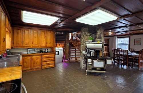 Seeleys Bay House | Unique & Spacious Home | Large Kitchen | Fire Pit | Lakeview, Sleeps 10