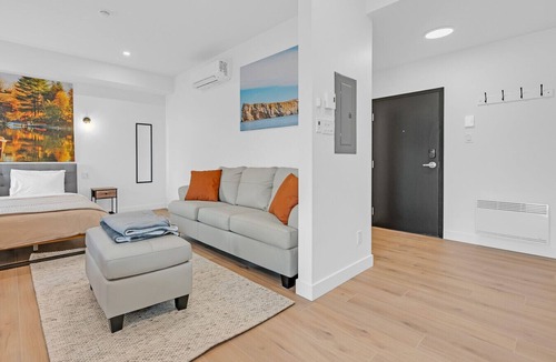 Rimouski-Neigette Apartment | Unit 105 - King Bed - 55" TV - Downtown