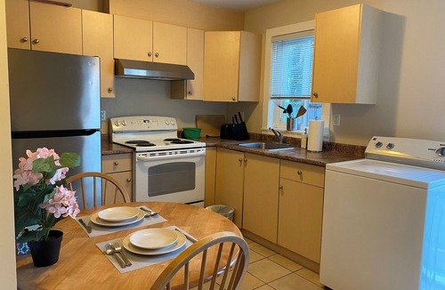 Fraserview House | Unit O - Cozy 1 Bedroom Suite